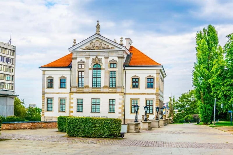 Chopin Tour in Warsaw with Skip-the-line Museum & Concert - Starting at the Frédéric Chopin Museum: timed entry that still needs security