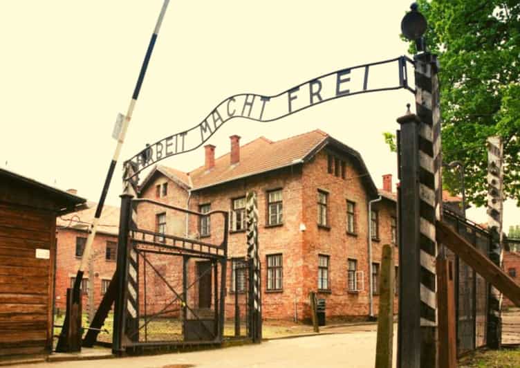 From Warsaw: Auschwitz Day Tour by Private Car with Lunch - Why this Auschwitz and Birkenau day trip from Warsaw feels manageable