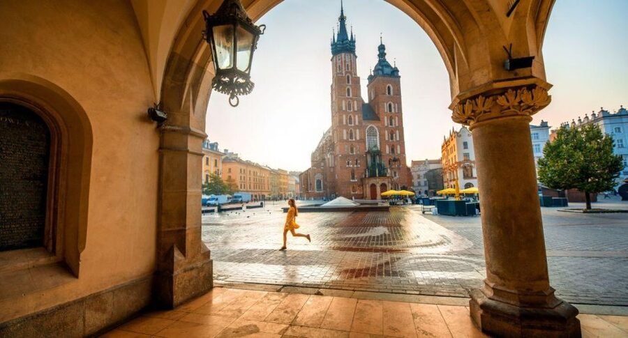 From Warsaw: Guided Tour to Wieliczka Salt Mine and Krakow - Warsaw to Krakow by train, and the value of starting early