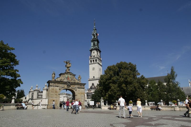 From Warsaw: Jasna Gora & Black Madonna Small Group Tour - Lunch at a local restaurant: simple, included, and timed to keep you on track