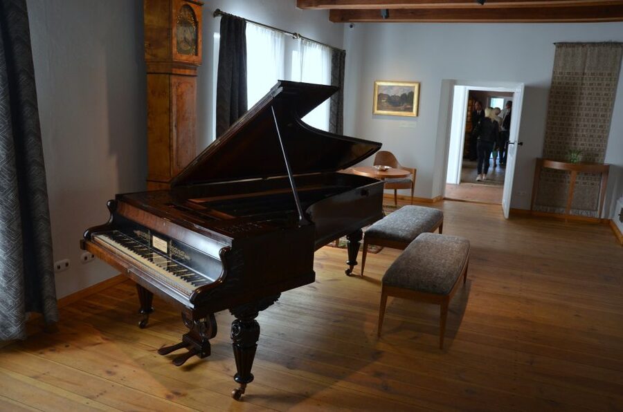 From Warsaw: Tour to Chopin's Birthplace - Żelazowa Wola - Practical tips before you go: shoes, pickup spots, and Monday planning