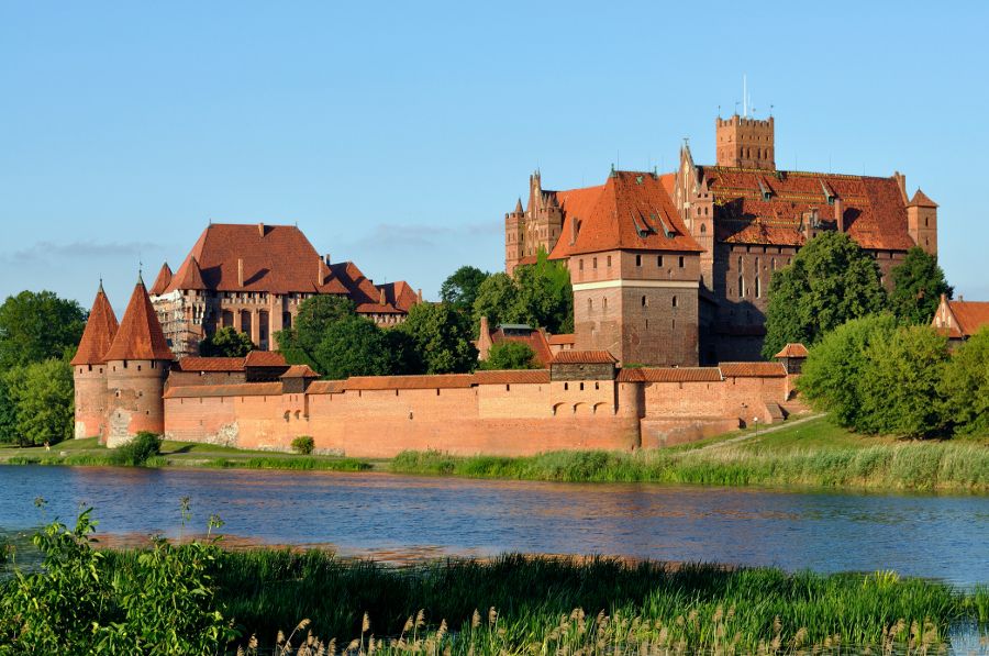 From Warsaw: Tour to Malbork Castle and Gdansk or Sopot - Inside the High Castle: courtyards, cloisters, and the Summer Refectory