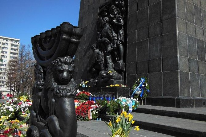 Jewish Warsaw - The Pomnik Bohaterow Getta stop and the Willy Brandt knee moment