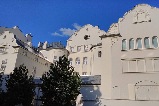 Offbeat Warsaw: Explore the Edgy & Artsy Praga District - Jewish Warsaw on foot, from Teatr Baj to the Nożyk Synagogue site