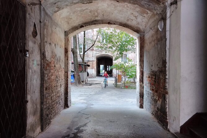 Offbeat Warsaw: Explore the Edgy & Artsy Praga District - The Pianist filming location at Mała, pop culture with a local address