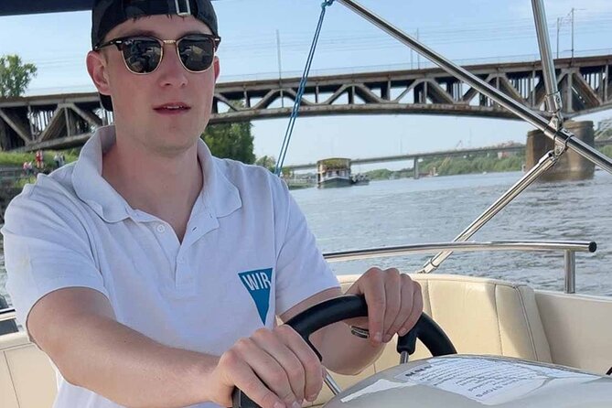 Rental of Motorboat for 5 on Vistula in Warsaw no Licenses Needed - Meeting at Bulwar Bohdana Grzymały-Siedleckiego and getting started fast