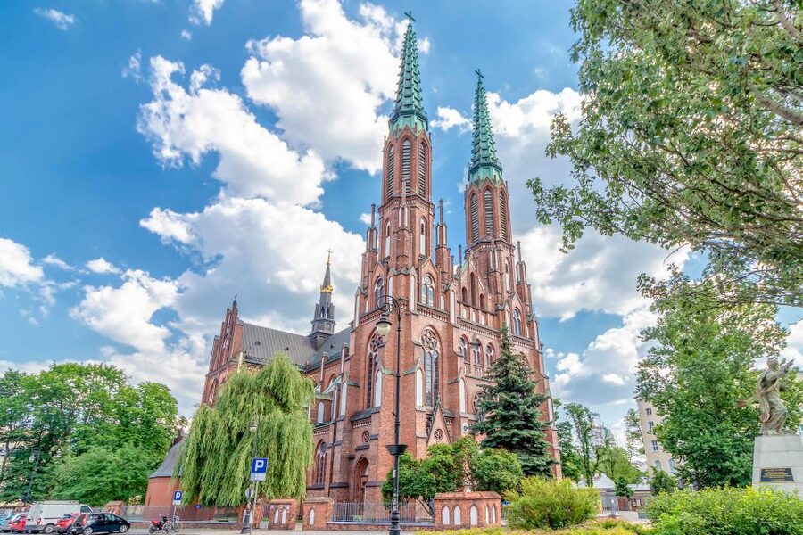 Warsaw: 2-Hour Praga Walking Tour - Rozycki Bazaar, the Praga street band monument, and the current neighborhood vibe