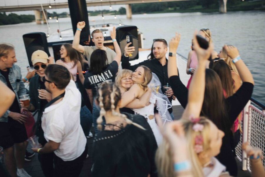 Warsaw: Boat Party with Unlimited Drinks &VIP Club Entrance - Meeting Point at Barka Warszawska: How to Start Without Stress