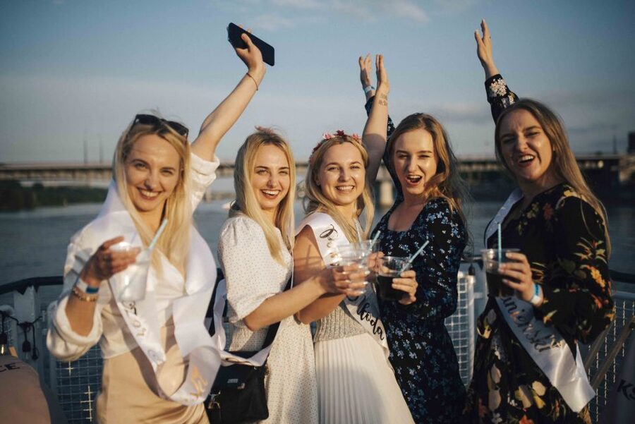 Warsaw: Boat Party with Unlimited Drinks &VIP Club Entrance - Your 5-Hour Flow: Cruise, Open Bar, Pub Crawl, VIP Entry