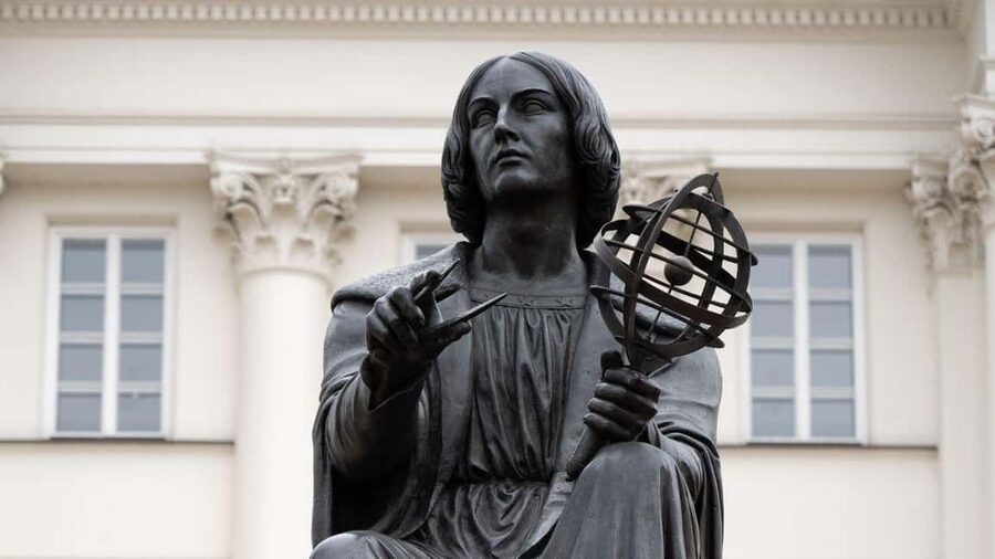 Warsaw City Game: Discovering Famous Polish Heroes - Key points at a glance