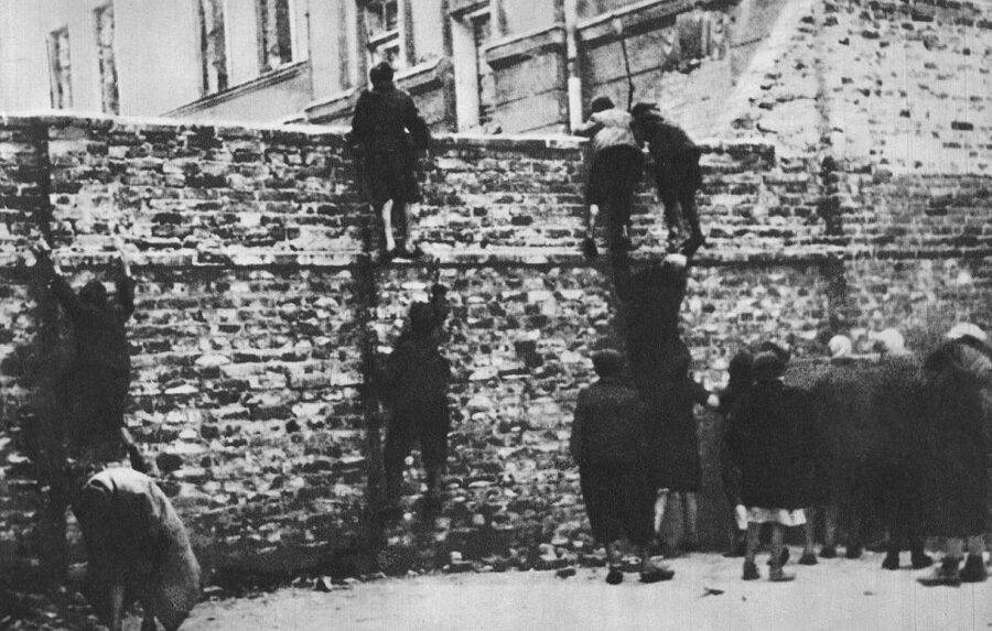 Warsaw Daily Jewish Ghetto Guided Tour with Jewish Cemetery - WWII, the Final Solution, and the Warsaw Ghetto Uprising in Story Form