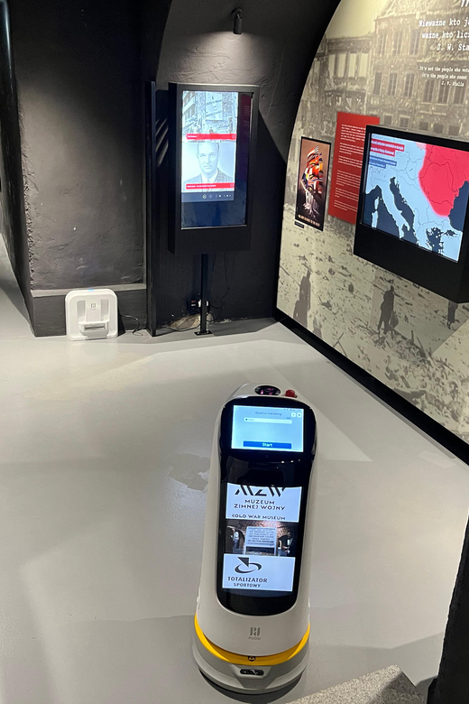 Warsaw: Guided tour of the Cold War Museum - The space race hologram: politics you can visualize