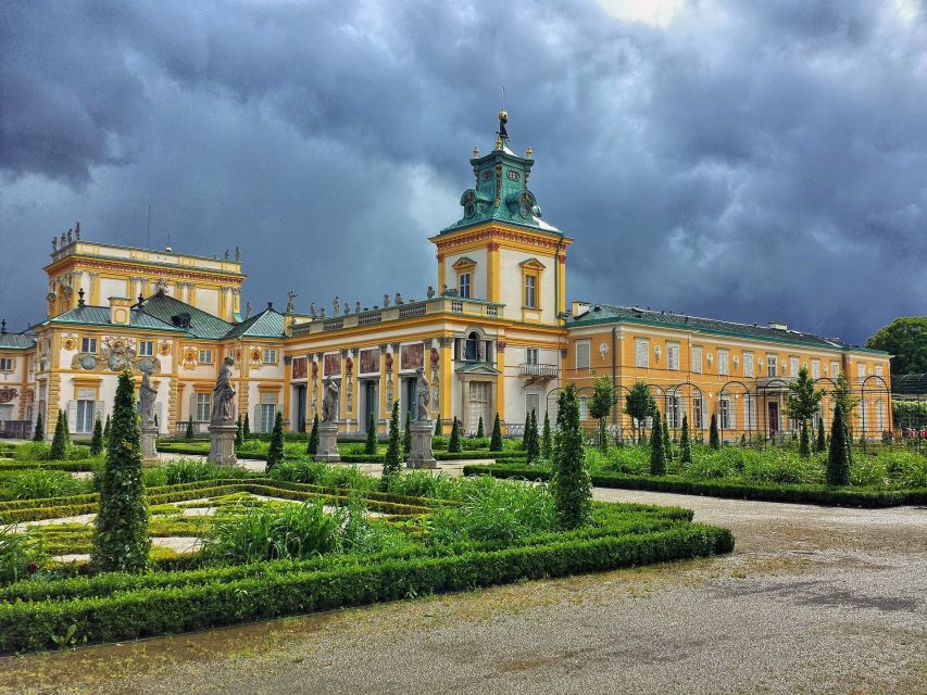 Warsaw: Highlights of Old & New Town Private Guided Tour - Pilsudski Square and the Tomb of the Unknown Soldier Moment