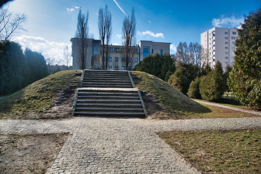 Warsaw: Jewish Heritage & Holocaust Walking Tour - Starting at Castle Square, by Sigismund’s Column and the orange umbrella