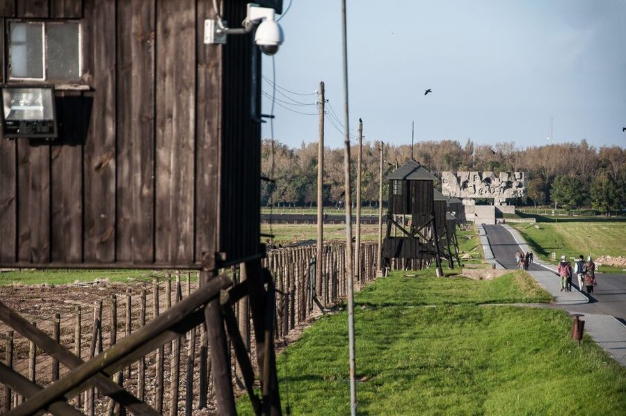 Warsaw: Majdanek Concentration Camp & Lublin Guided Day Tour - Traditional Polish Lunch in a Milk Bar