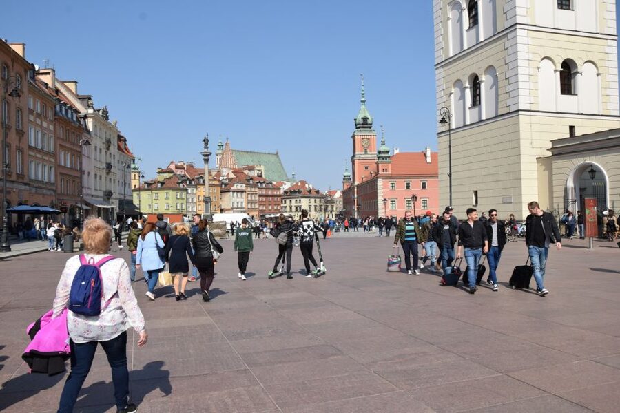 Warsaw: Old Town Guided Walking Tour - Warsaw Uprising 1944 monument, how the guide holds the WWII narrative