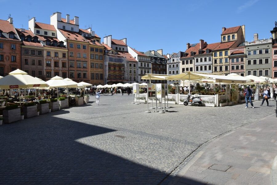 Warsaw: Old Town Guided Walking Tour - The Narrowest House and the church stops that teach you how Warsaw thinks
