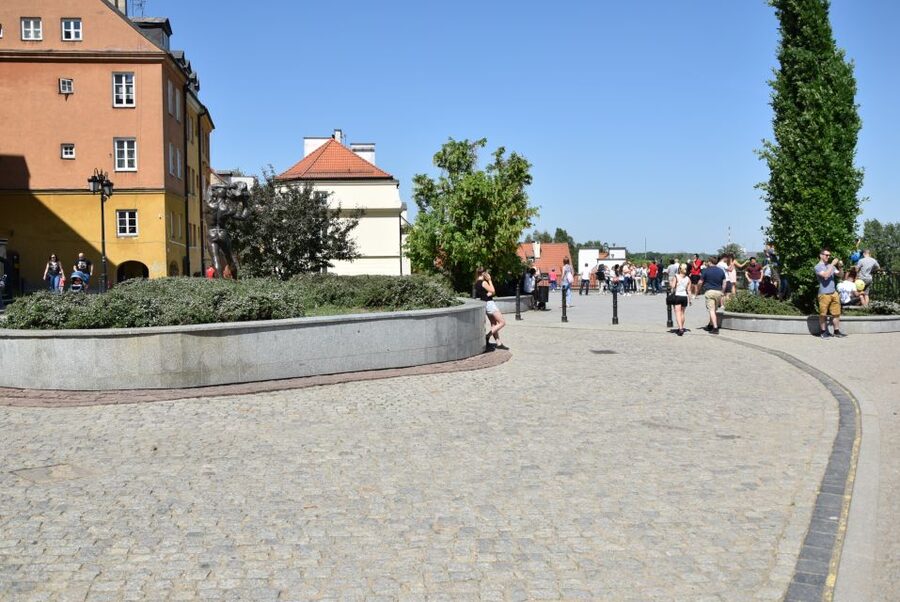 Warsaw: Old Town Guided Walking Tour - City walls and the Barbican, defense in stone and why it still matters