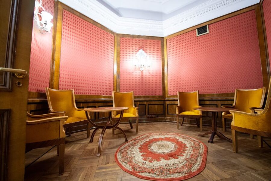 Warsaw: Palace of Culture and Science Tour with Terrace - Guides, humor, and how to get the most from a short tour