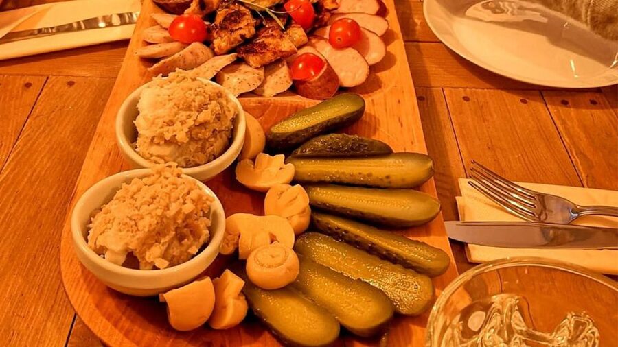 Warsaw: Polish Food Tour - Restaurant hop: how your guide turns plates into Polish food history