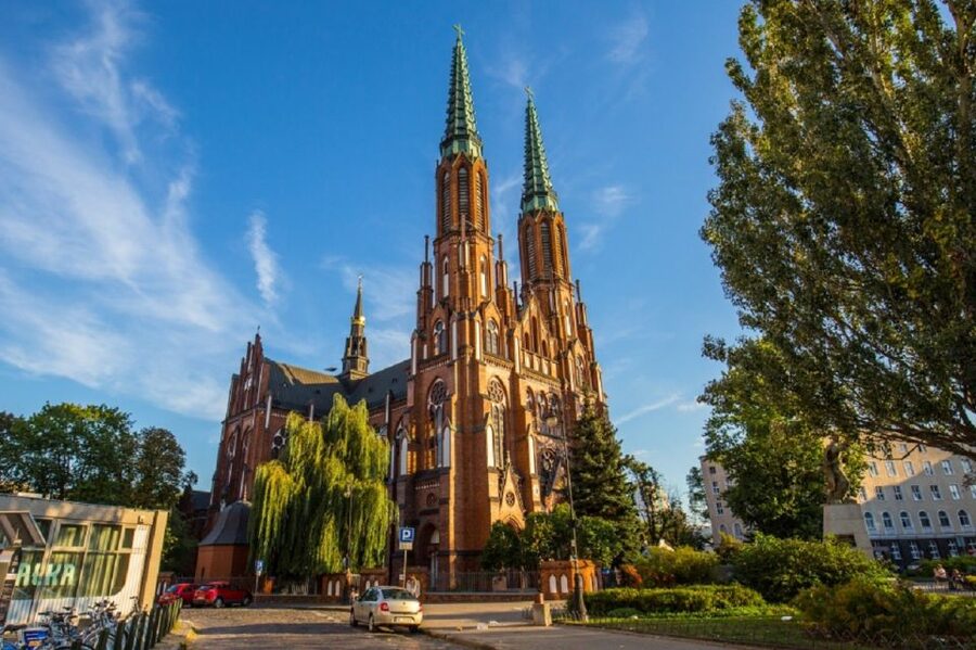Warsaw: Praga District Tour with Vodka Museum and Tasting - Communism-era blocks meet Soho-style industry, a change you can feel