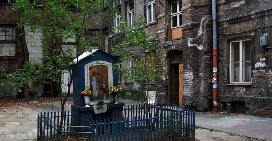 Warsaw: Praga District Tour with Vodka Museum and Tasting - Bazaar Rozyckiego and the comfort-food break for pyzy and flaki