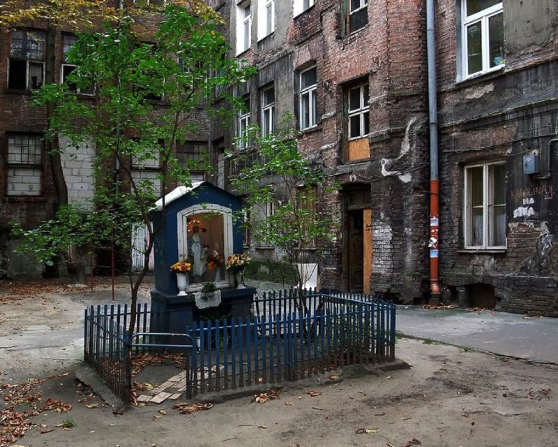 Warsaw: Praga District Tour with Vodka Museum and Tasting - Żabiński Villa: a sober stop with real wartime meaning