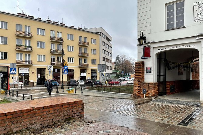 Warsaw's Old Town A Self-Guided Audio Tour - Jan Kiliński and Mały Powstaniec, statues with a pulse