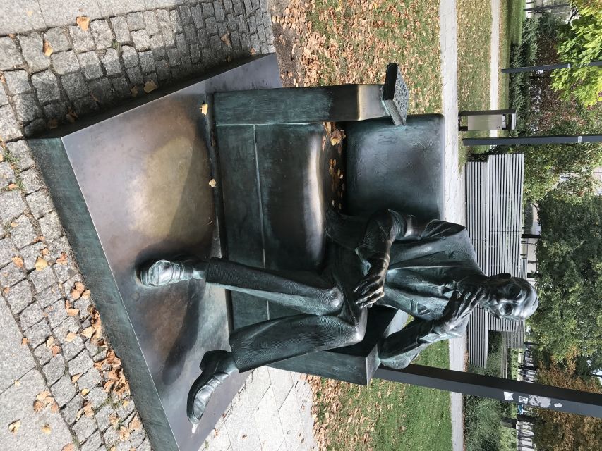 Warsaw: Skip-the-Line Royal Castle Guided Tour - 2-hour small group tour: comfortable size, guided without feeling crowded