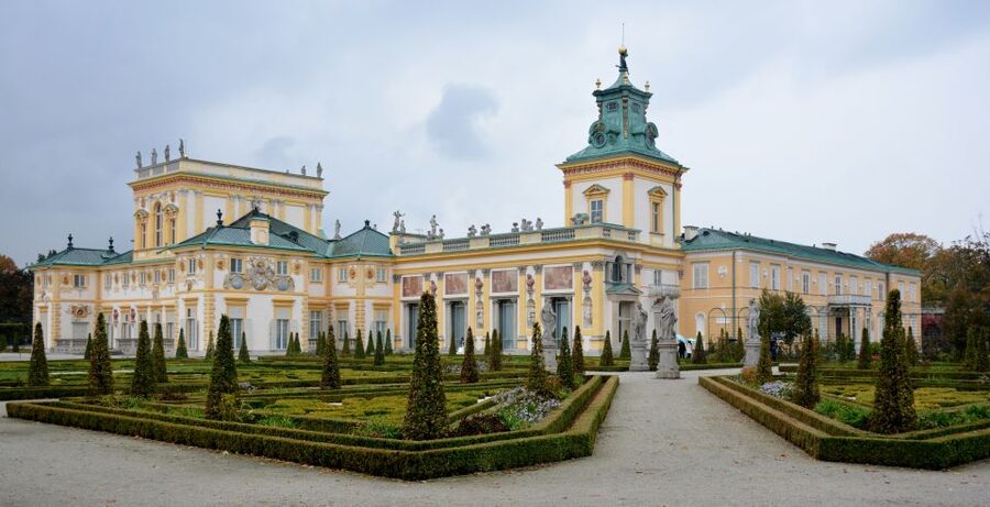 Warsaw: Skip-the-Line Wilanow Palace & Gardens Private Tour - The meeting point and how the 2-hour pacing works
