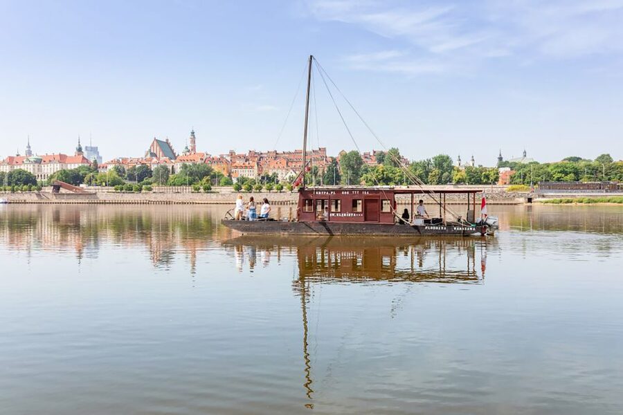 Warsaw: Traditional Galar Cruise on The Vistula River - The 54-minute route: bridges, stadium views, and the Old Town reveal
