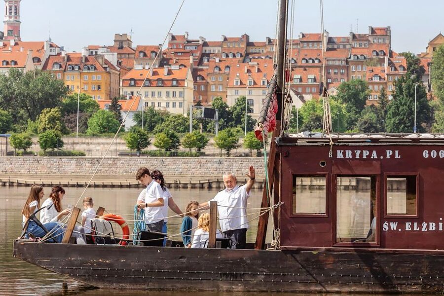 Warsaw: Traditional Galar Cruise on The Vistula River - Onboard experience: small boats, friendly staff, and photo-friendly sightlines