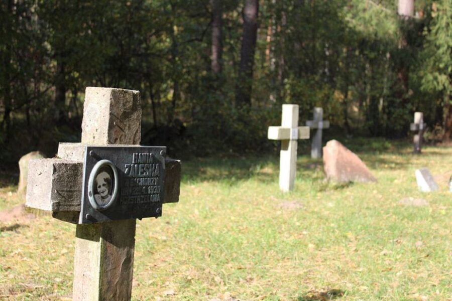 Warsaw: Treblinka Heartbreaking Concentration Camp Tour - The Warsaw stop: seeing Umschlagplatz before you reach the camp
