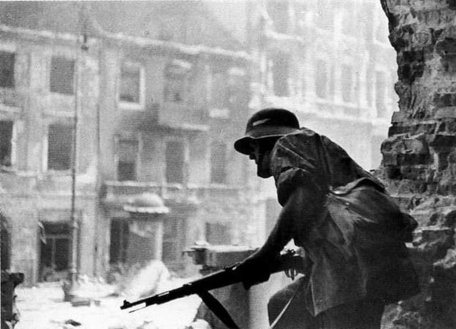 World War 2 in Warsaw walking tour in English - How long is enough: 150 minutes of stops, not a rapid-fire lecture