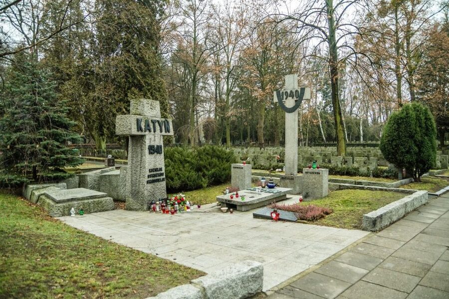 World War II Warsaw Old Town, Military Cemetery Walking Tour - The 4-hour upgrade: Powązki Military Cemetery and the Military Museum